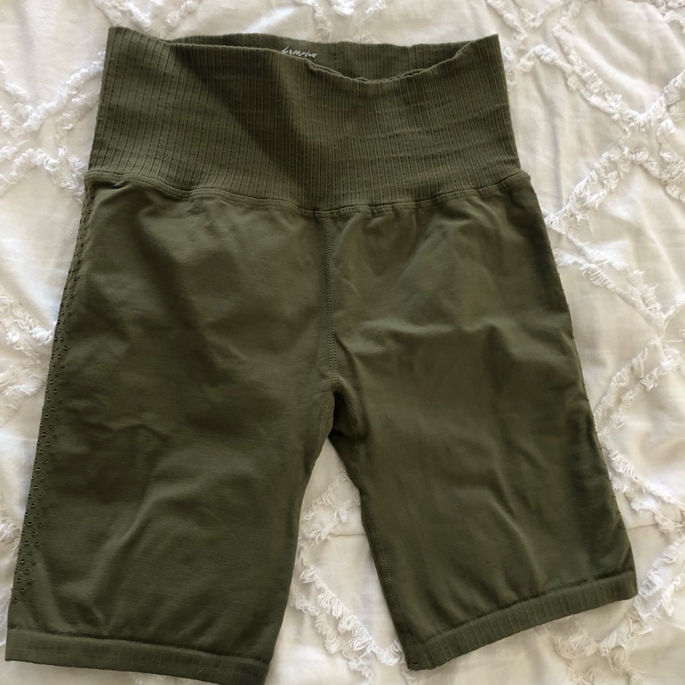 NWOT FREE PEOPLE MOVEMENT BIKER SHORTS, size m/l